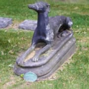 Statue di Levriero nel cimitero di Rosehill