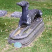 Statue di Levriero nel cimitero di Rosehill