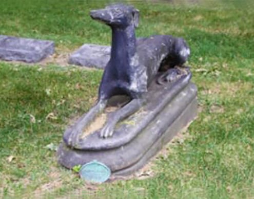 Statue di Levriero nel cimitero di Rosehill